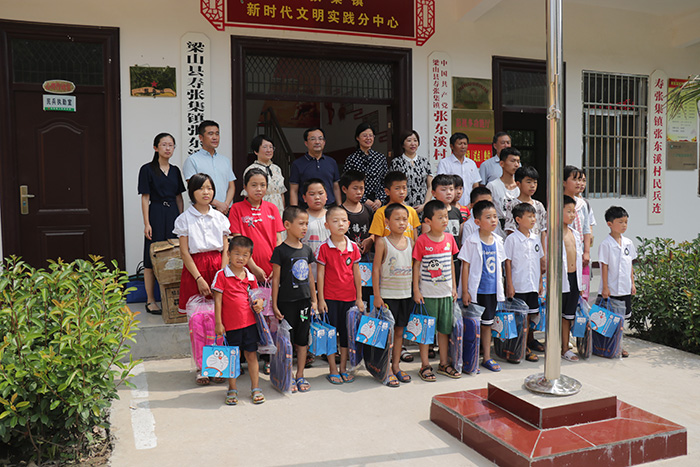 關愛貧困學生，愛心捐贈活動