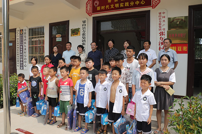 關愛貧困學生，愛心捐贈活動