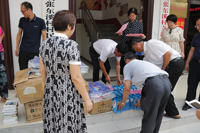 關愛貧困學生，愛心捐贈活動