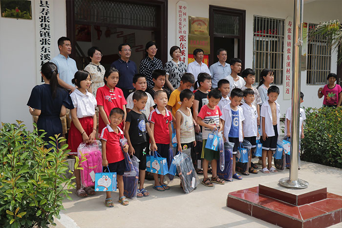 關愛貧困學生，愛心捐贈活動