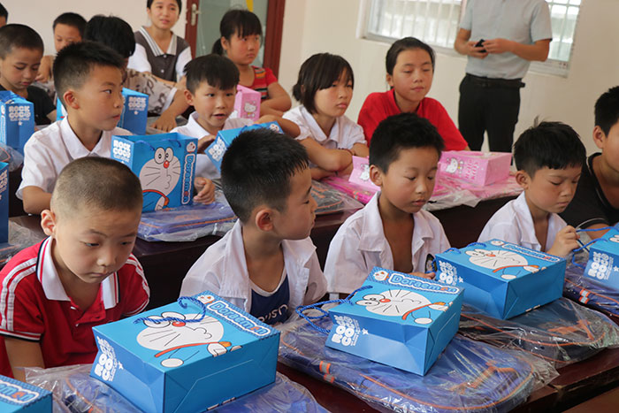 關愛貧困學生，愛心捐贈活動